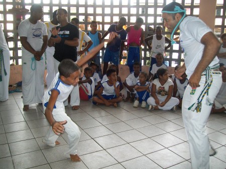 Professor Tony Ramos jogando capoeira
